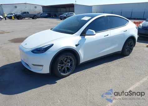 2024 Tesla Model Y Long Range Dual Motor All-Wheel Drive z USA, uszkodzony, nr VIN 7SAYGDEE0RF160178